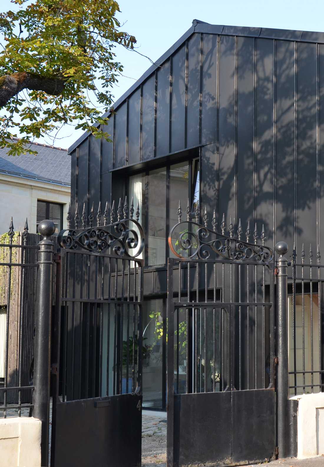 Extension contemporaine d'une maison ancienne conçue par un architecte dans les Pyrénées-Atlantiques