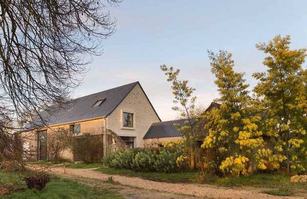 Turning a barn into a guesthouse of 200 m² located in the nature