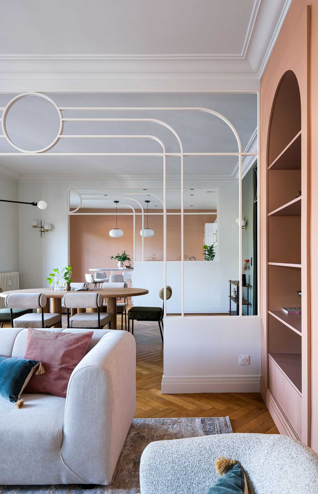 Un architecte d'intérieur à Biarritz aménage la pièce de vie d'un appartement ancien