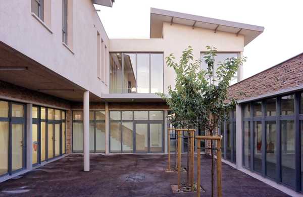 Création d'une école en structure mixte bois-béton qui s'inscrit dans le paysage environnant par un architecte