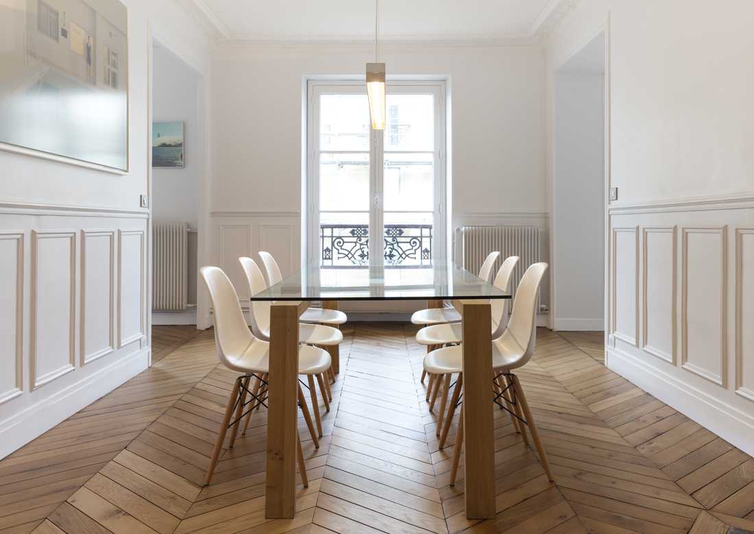 Salle à manger d'un appartement haussmannien rénové sur la côte basque