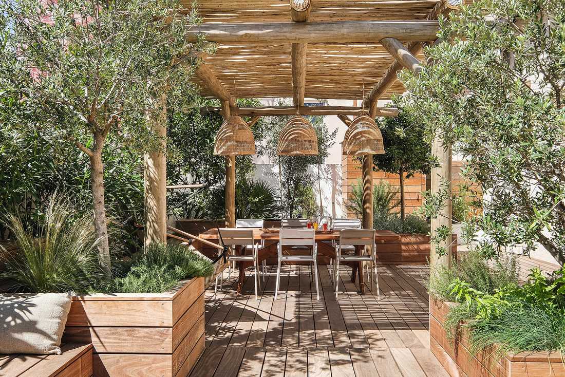 Aménagement d'une terrasse en bois par un jardinier paysagiste à Biarritz