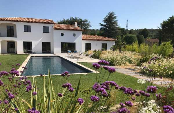 Jardin méditerranéen à la végétation provençale aménagé par un jardinier paysagiste à Biarritz.