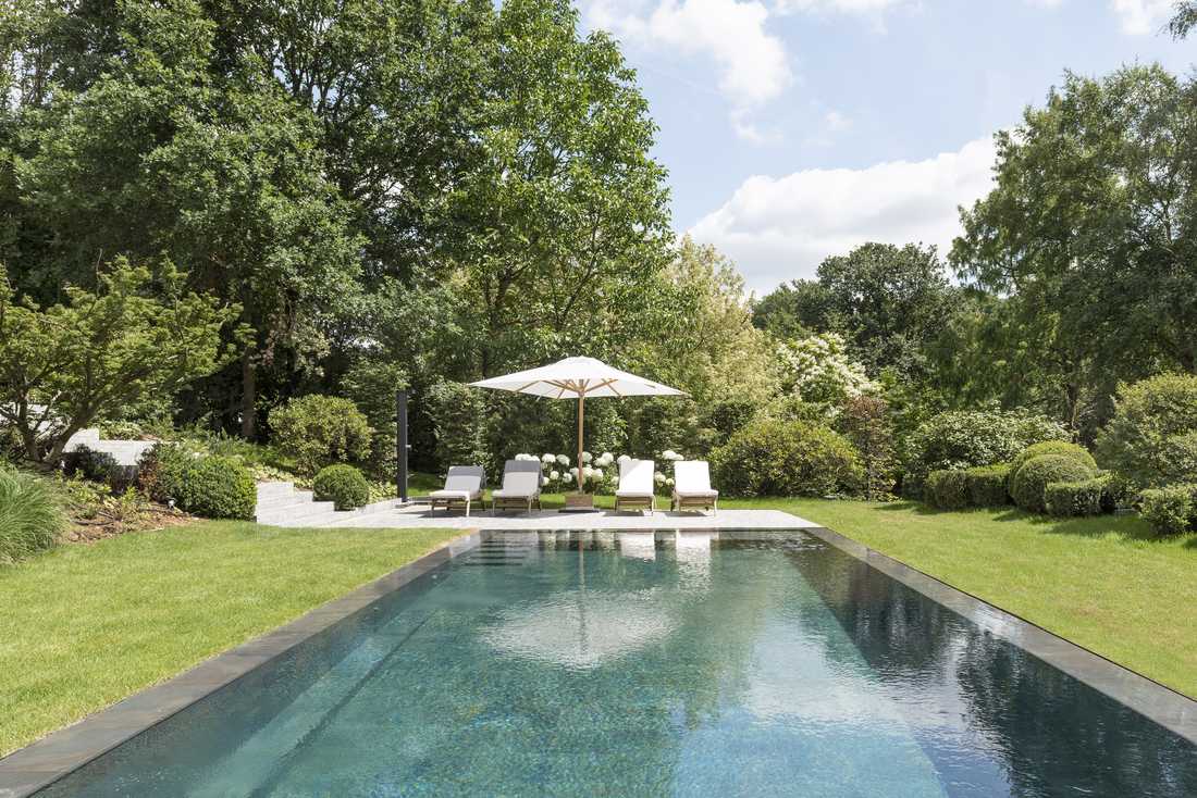 Piscine d'un jardin à débordement concu par un paysagiste à Biarritz