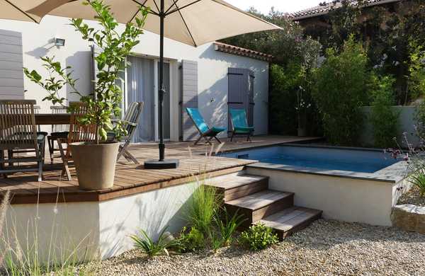Jardin écologique avec une micro piscine carrée aménagé par un jardinier paysagiste