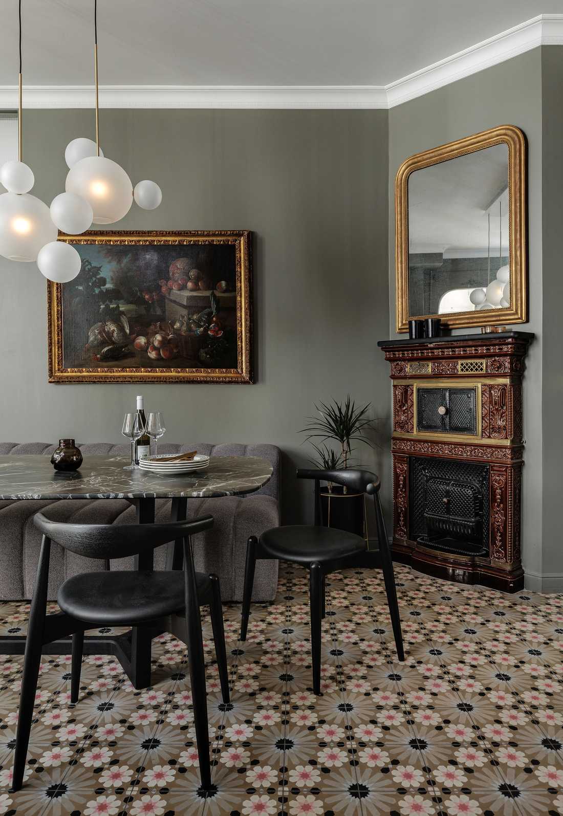 Salle a manger avec cheminée ancienne rénovée par un architecte d'intérieur dans les Pyrénées-Atlantiques
