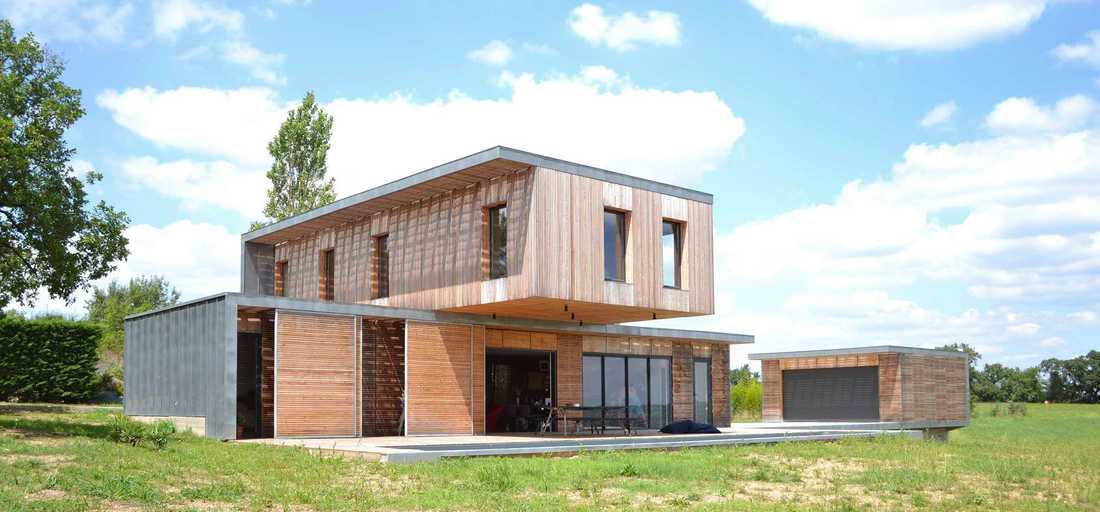 Maison contemporaine écologique en bois et béton dans les Pyrénées-Atlantiques