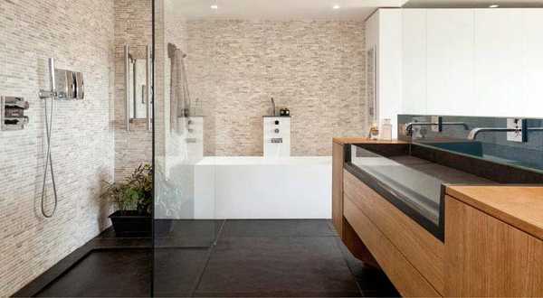 Avant - Après de la rénovation d'une salle de bain d'un appartement à Biarritz