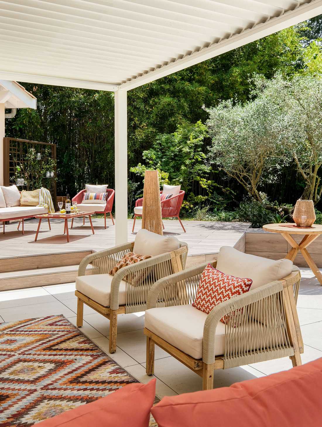 Terrasse couverte avec mobilier du jardin réalisé par un paysagiste sur la côte basque