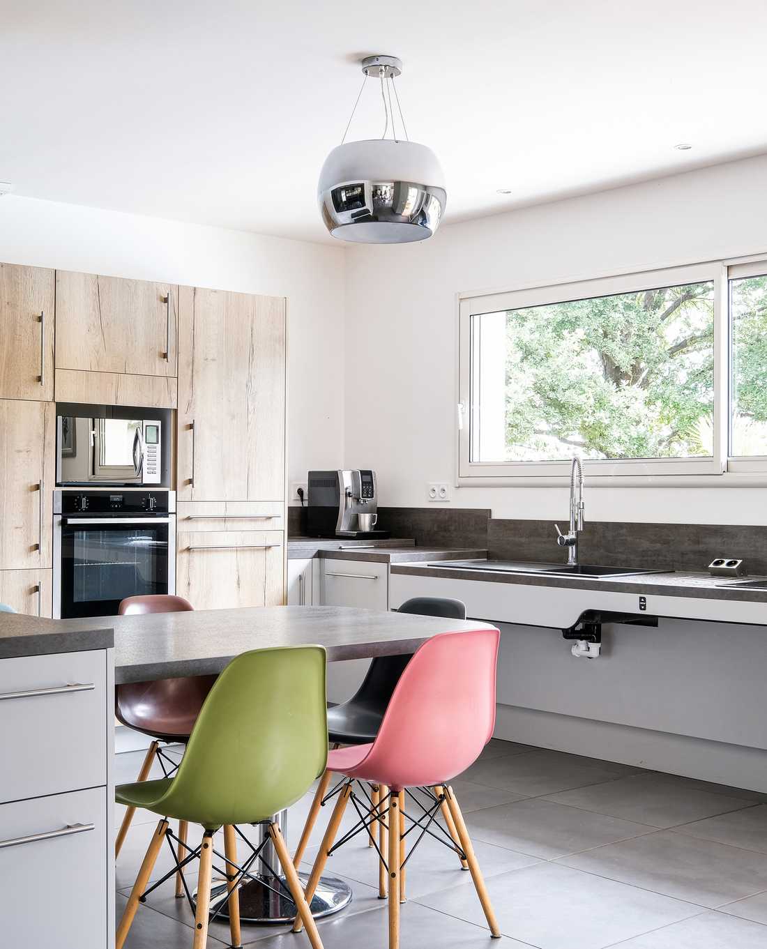 Un architecte d'intérieur in Biarritz aménage une cuisine accessible aux personnes à mobilité réduite PMR)