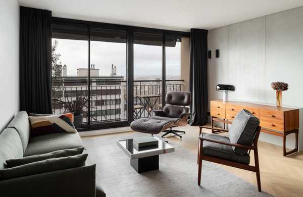 Un architecte d'intérieur modernise un appartement des années 60 à Biarritz.