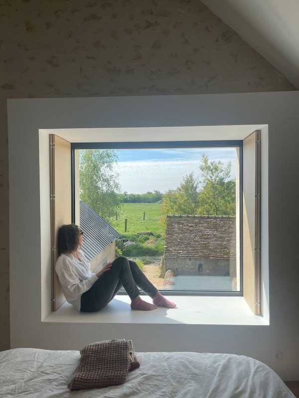 Transformation grange en maison d'hôtes - chambre avec large fenêtre sur la nature