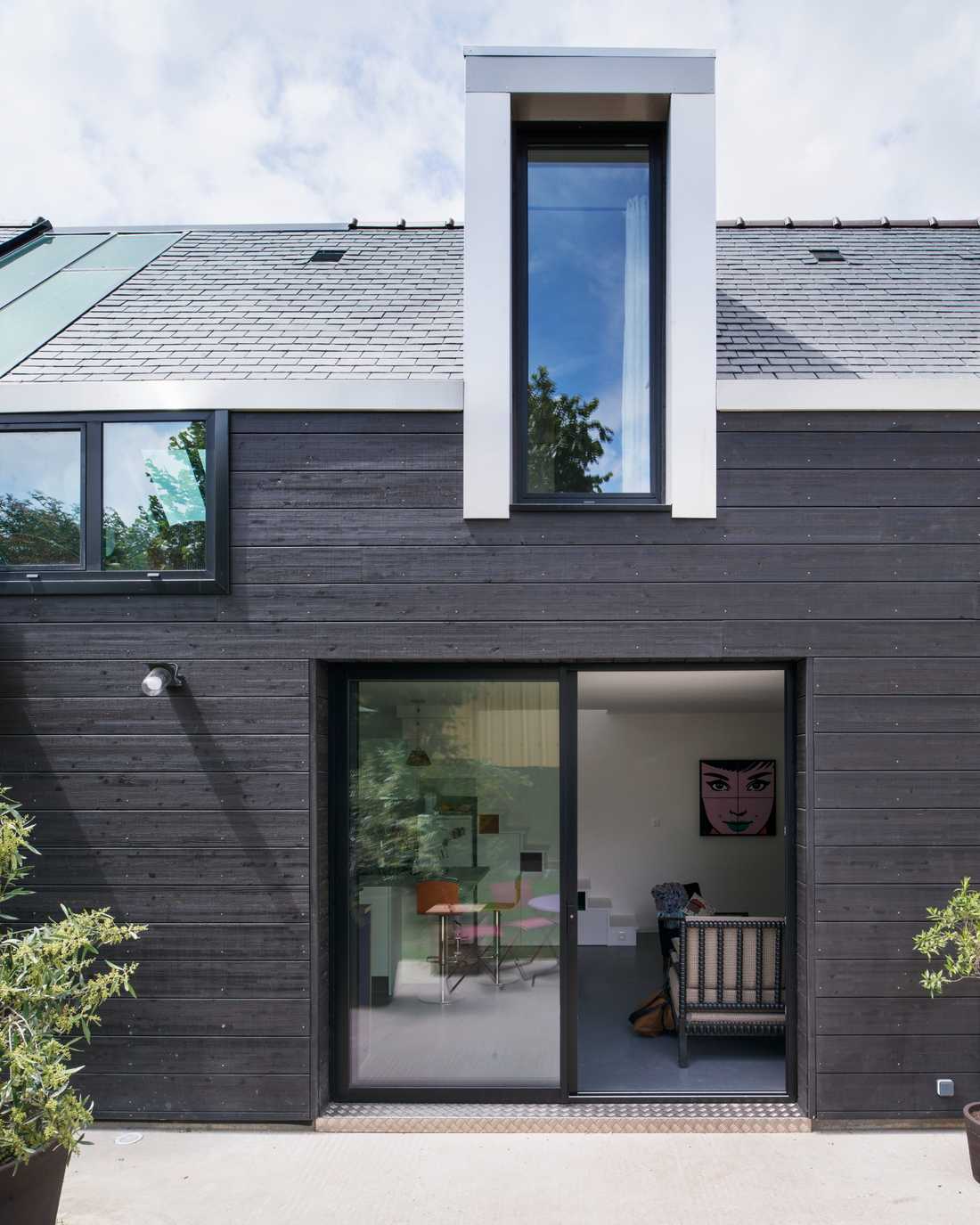 Extension with anthracite wood cladding designed by an architect in Pyrénées-Atlantiques