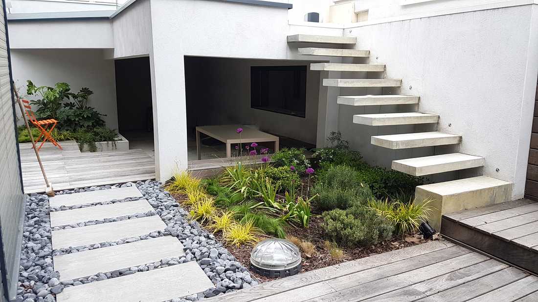 Jardin contemporain aménagé par un jardinier paysagiste à Biarritz
