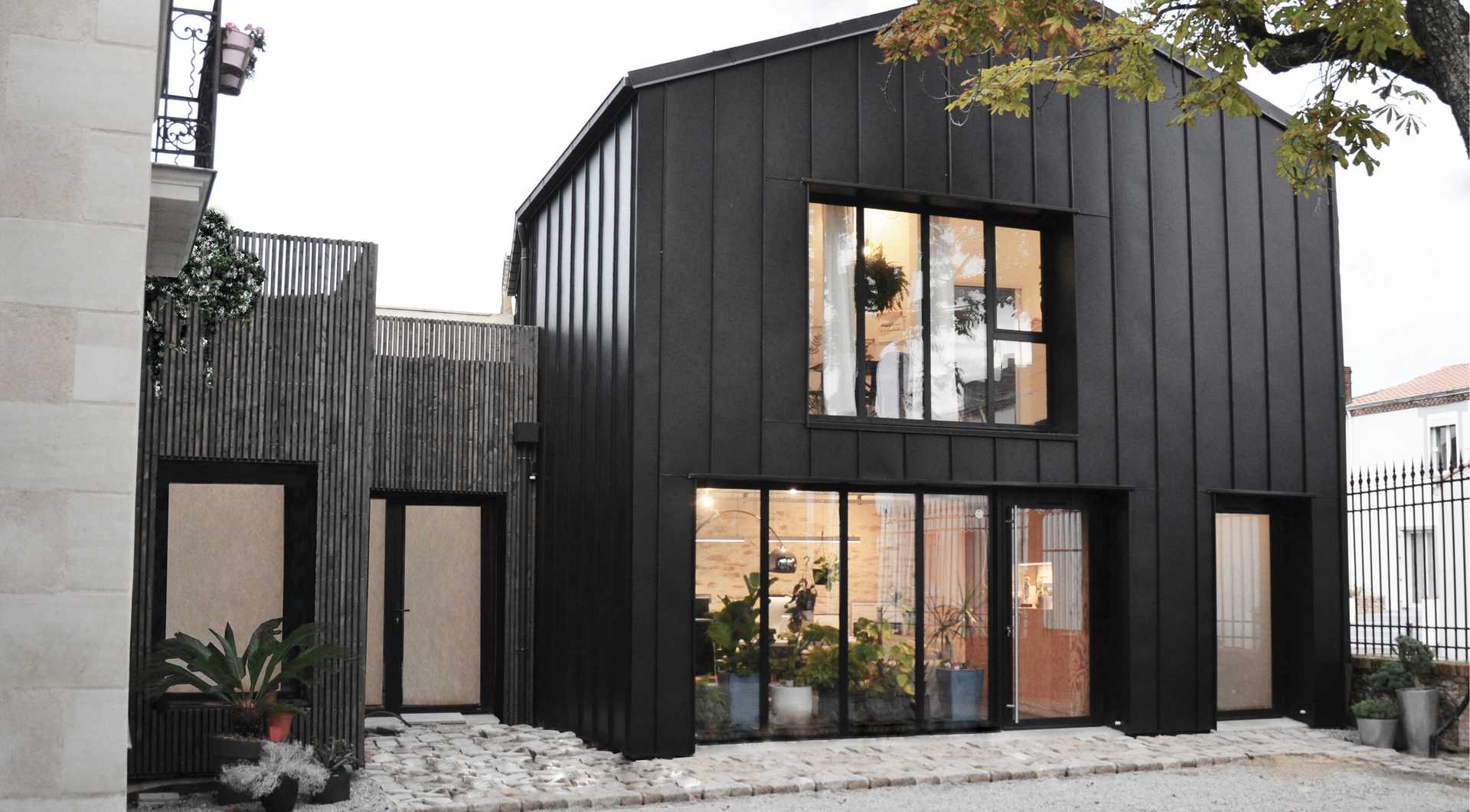 Extension contemporaine d'une maison de ville réalisée par un architecte à Biarritz