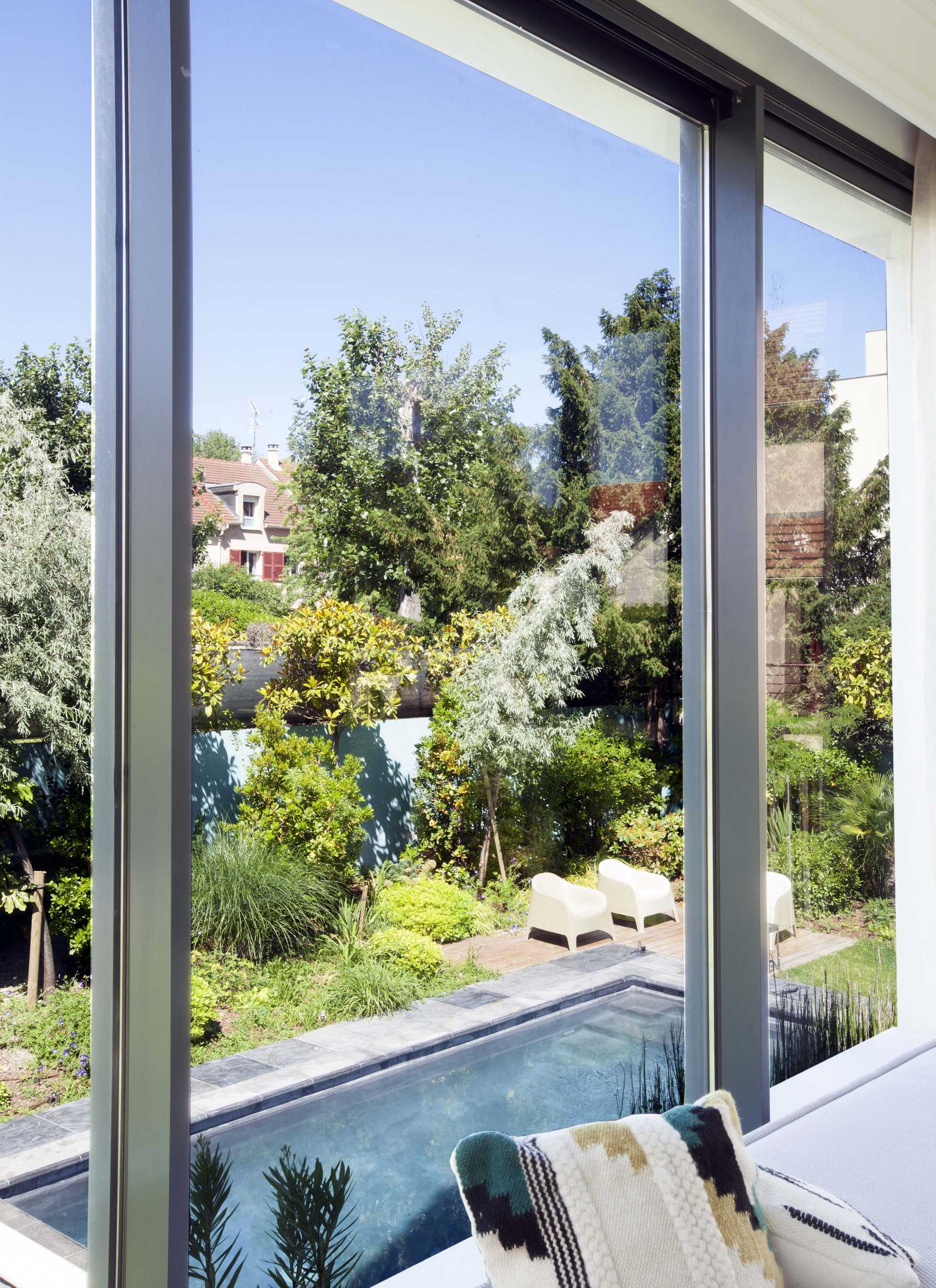 Garden of a modern Basque house landscaped by a landscaper in Biarritz