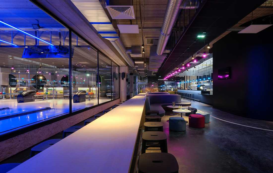 Restaurant - bar d'un bowling aménagé par un architecte dans les Pyrénées-Atlantiques