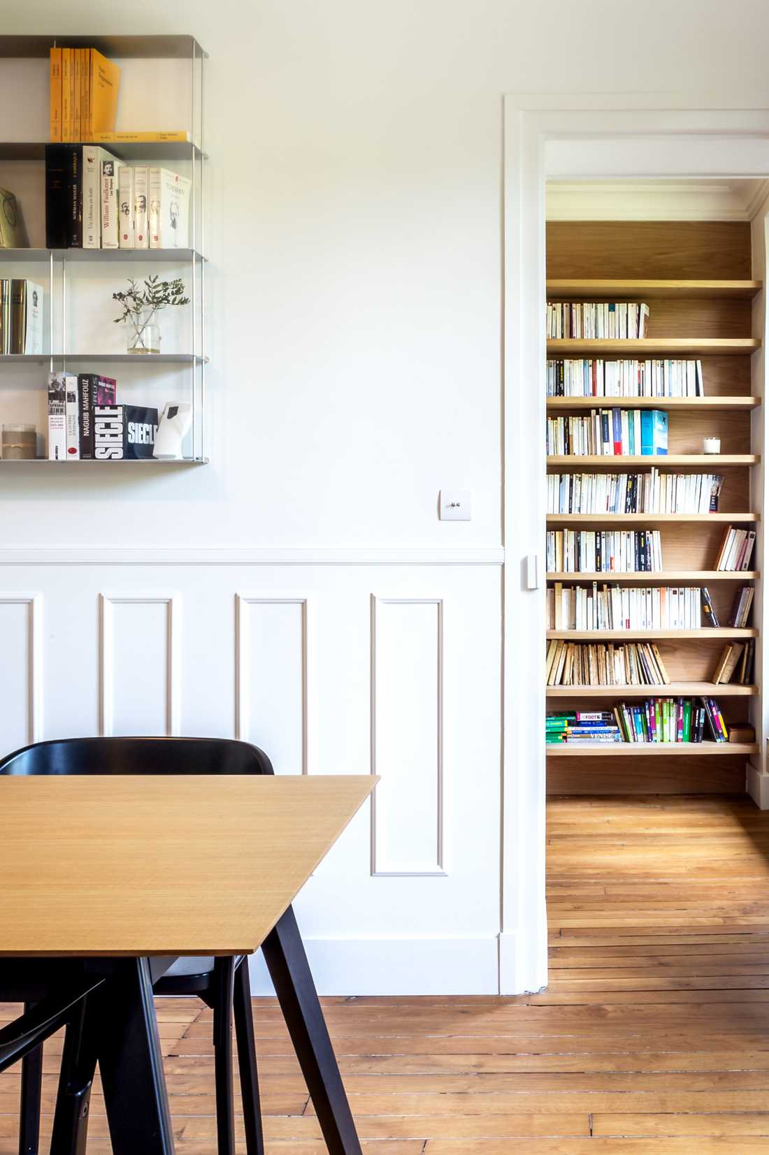 Circulation dans un appartement haussmannien renové par un architecte d'intérieur à Biarritz