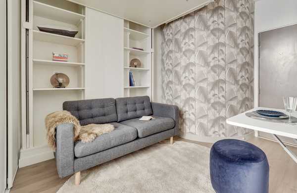Une architecte d'intérieur rend un studio de 14m² plus ergonomique à Biarritz.