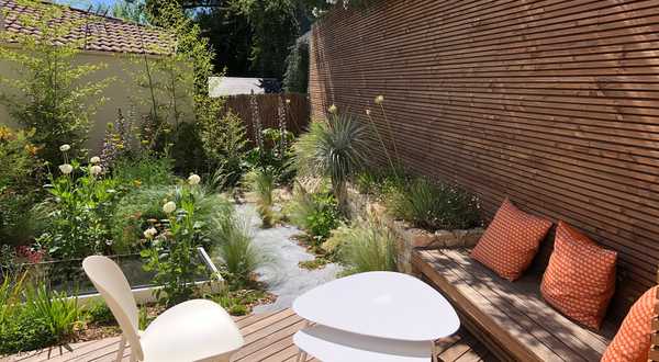 Micro-jardin urbain aux massifs naturalistes à Biarritz