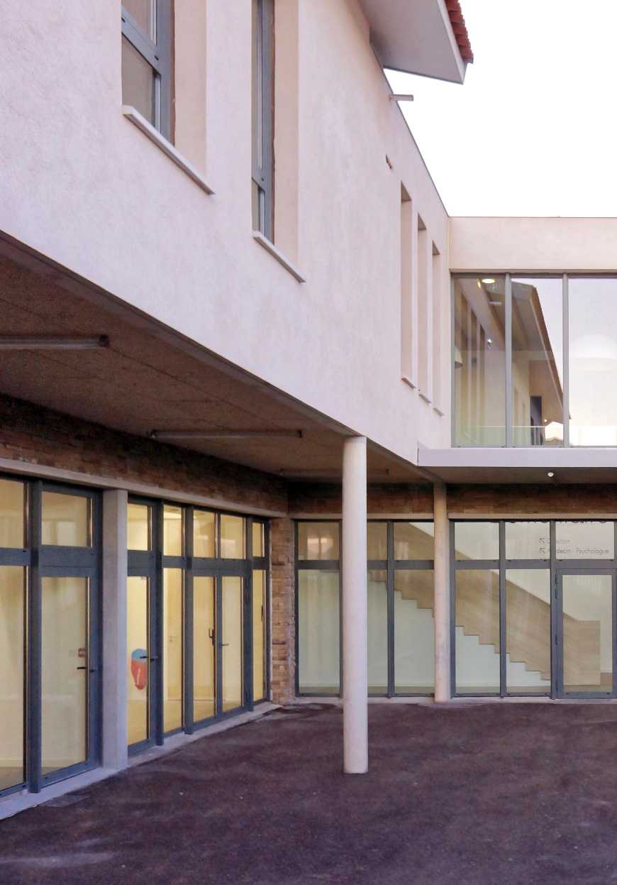 Un architecte assure la maîtrise d'œuvre dans le construction d'une école à Biarritz