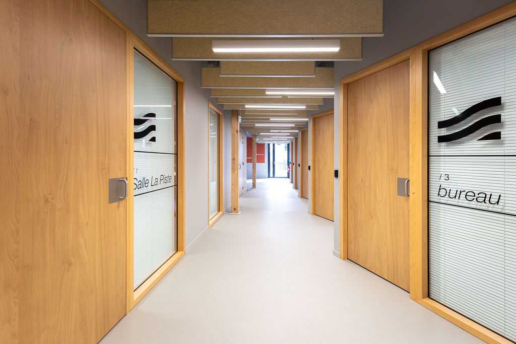 Couloir dans un espace de coworking éco-conçu