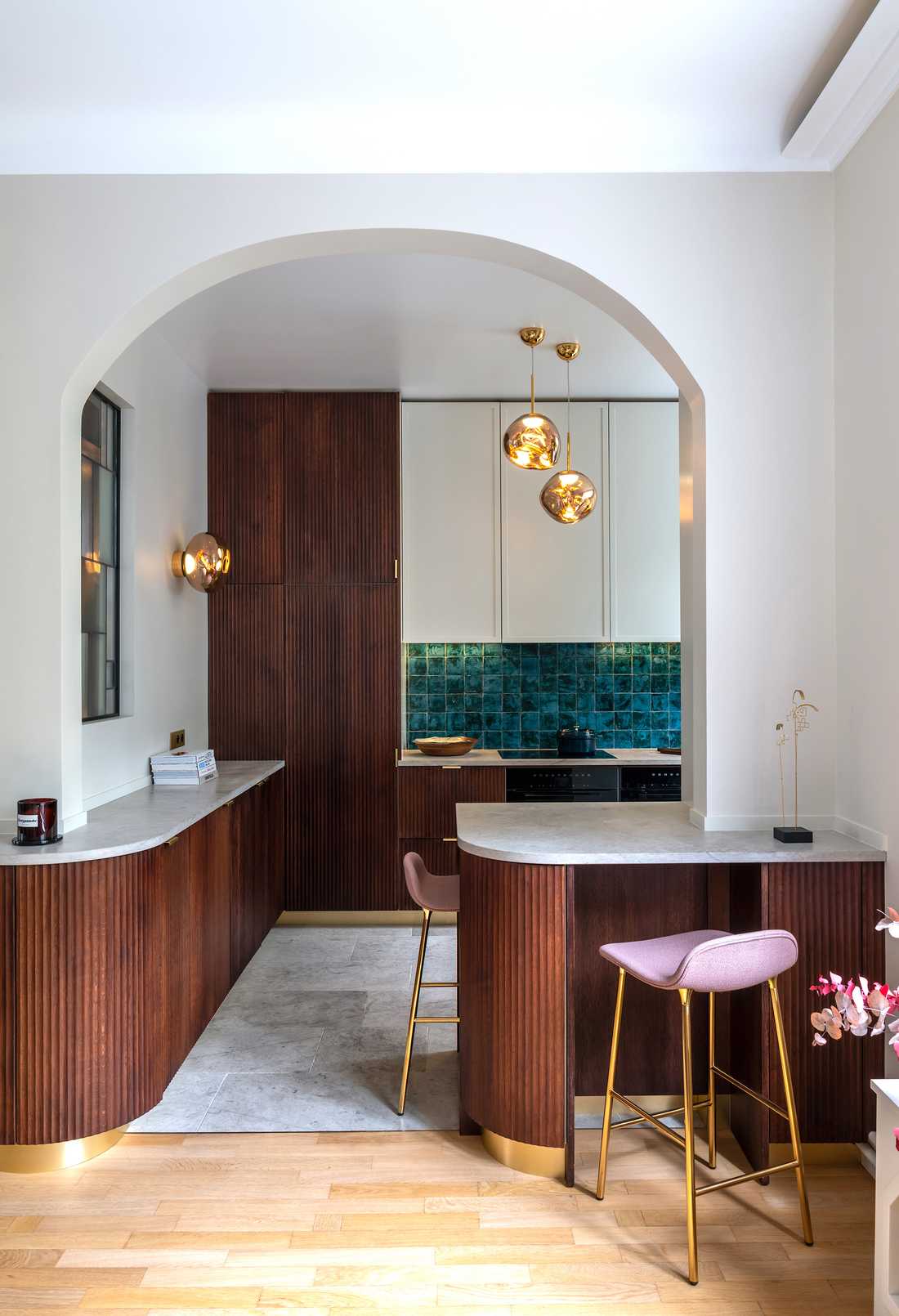 Cuisine semi-ouverte aménagée par un architecte d'intérieur à Biarritz