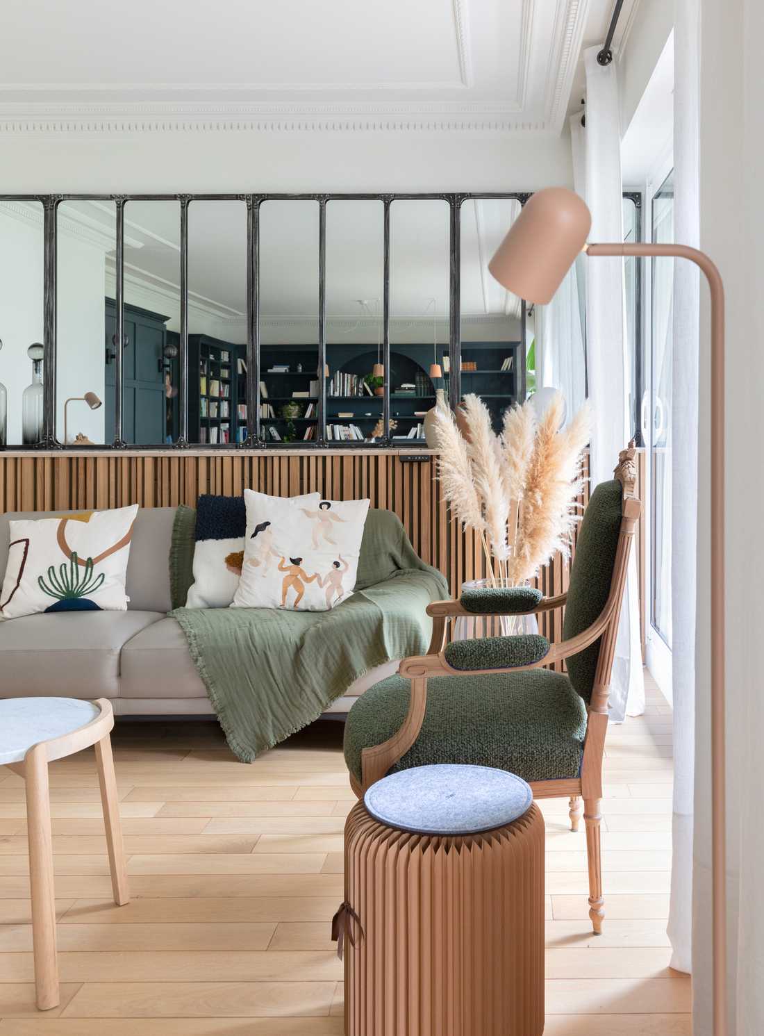 Séparation entre un salon et une cuisine avec une verrière conçue par un décorateur d'intérieur in Basque Country