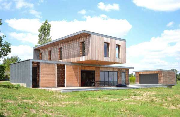 Réalisation d'une maison individuelle contemporaine avec bois et béton dans un esprit Loft par un architecte à Biarritz.