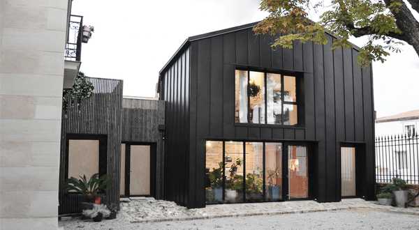 Extension contemporaine d'une maison ancienne par un architecte à Biarritz