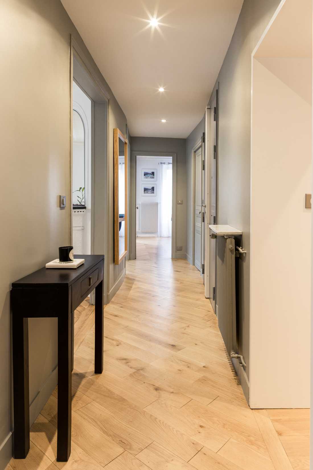 Couloir d'un appartement haussmannien renovée par un architecte d'interieur à Biarritz