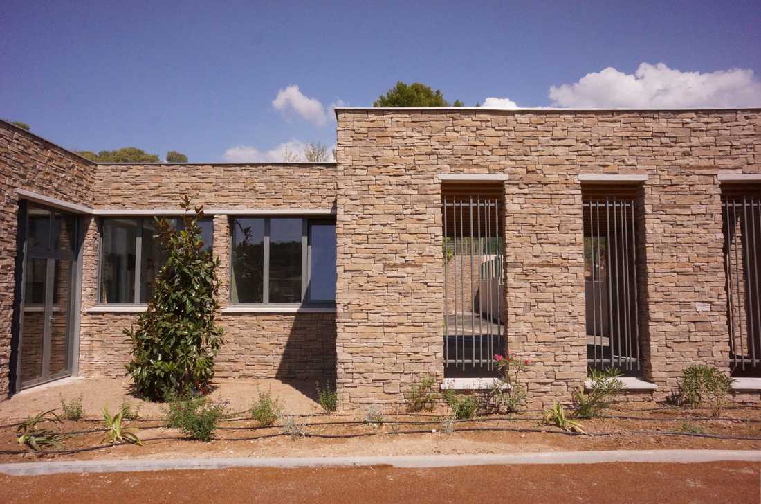 École avec des murs de restanques