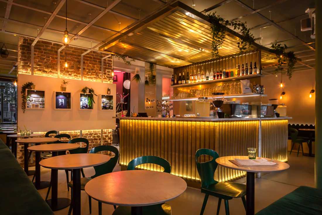 Bar du restaurant après les travaux d'aménagement par un architecte à Biarritz