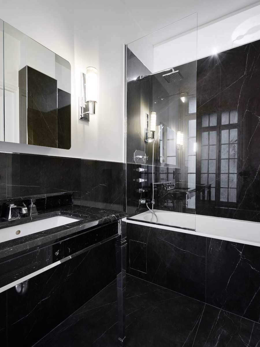 Salle de bain noire design dans les Pyrénées-Atlantiques