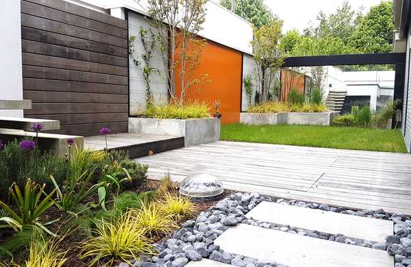 Garden on land with an unusual typology