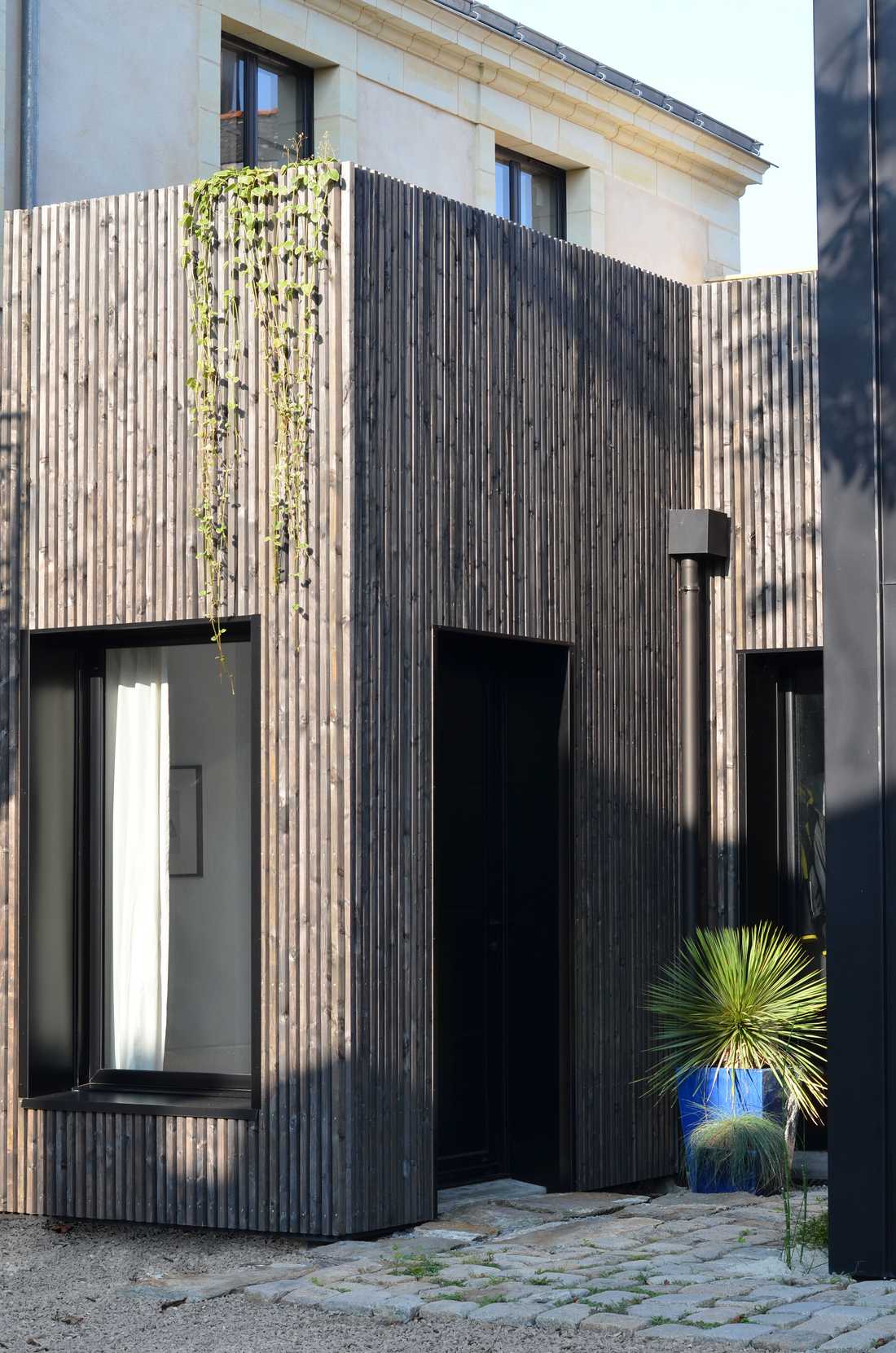 An architect builds a contemporary house with a post-and-beam structure in Pyrénées-Atlantiques