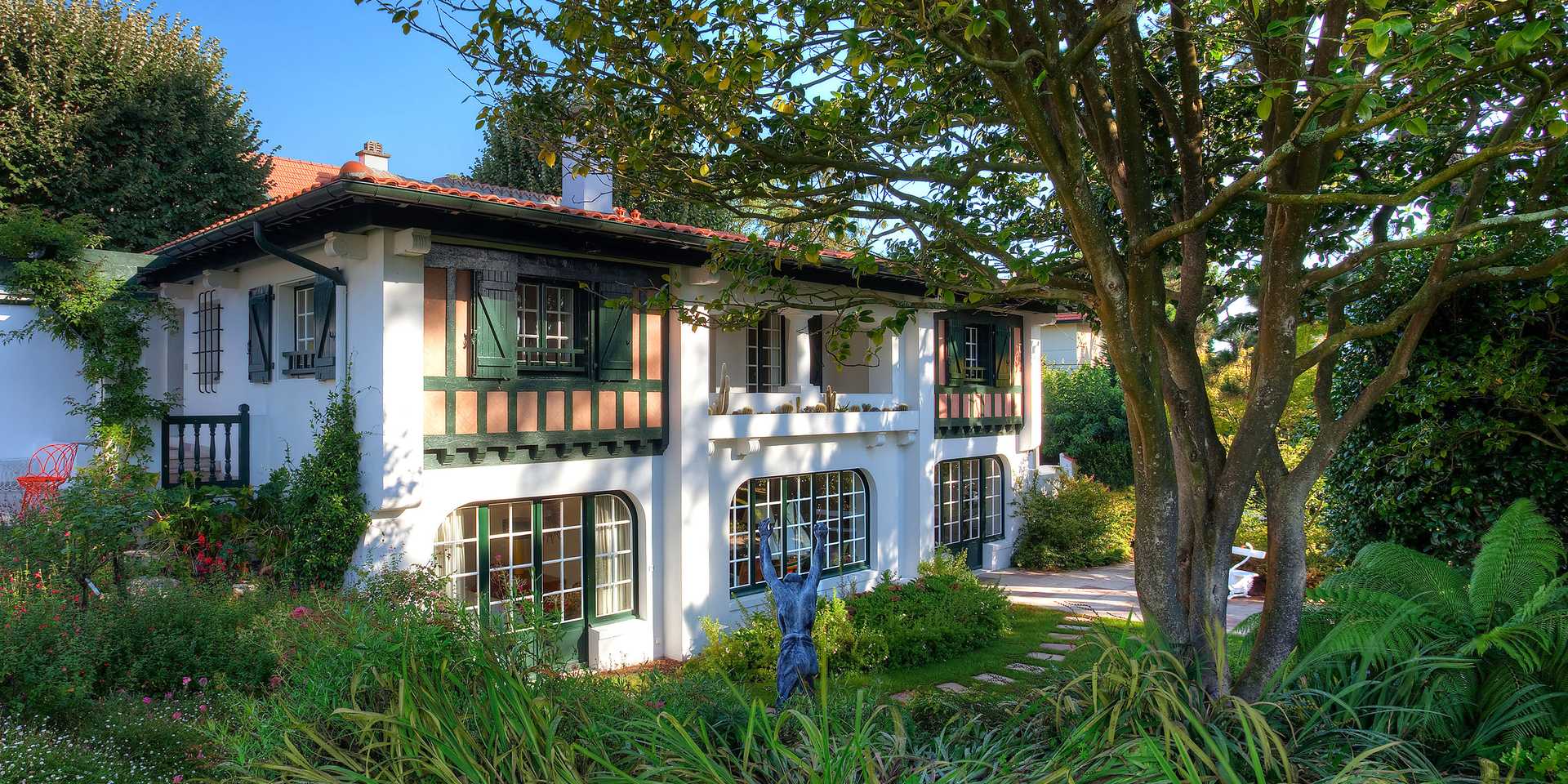 Aménagement du jardin d'une maison basque typique par un paysagiste