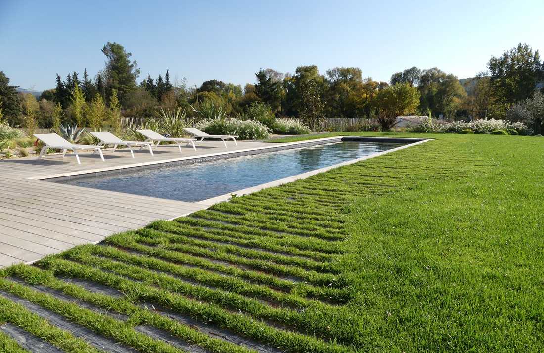 Jardin avec piscine dans les Pyrénées-Atlantiques