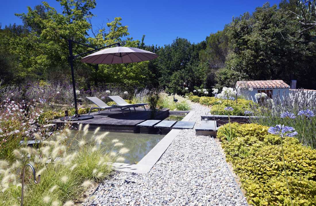 Aménagement d'un jardin méditerranéen avec piscine à Biarritz