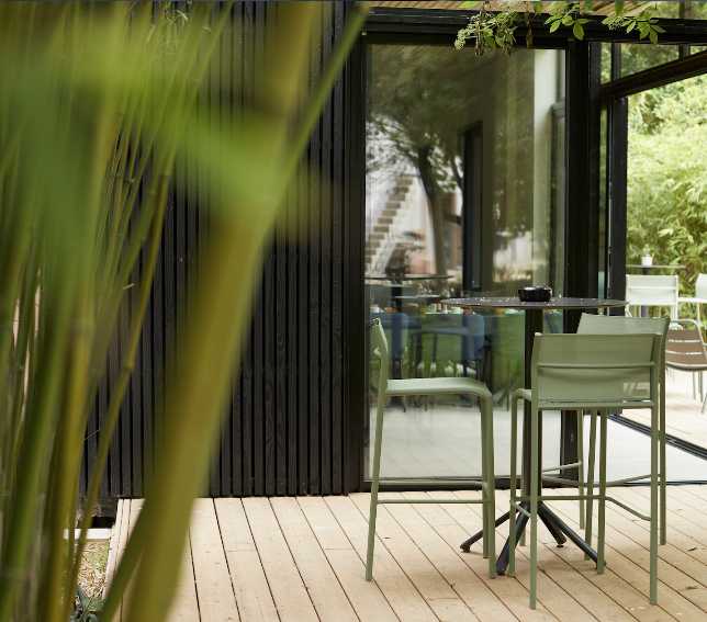 Espace petit-déjeuner au niveau de la terrasse de l'hôtel