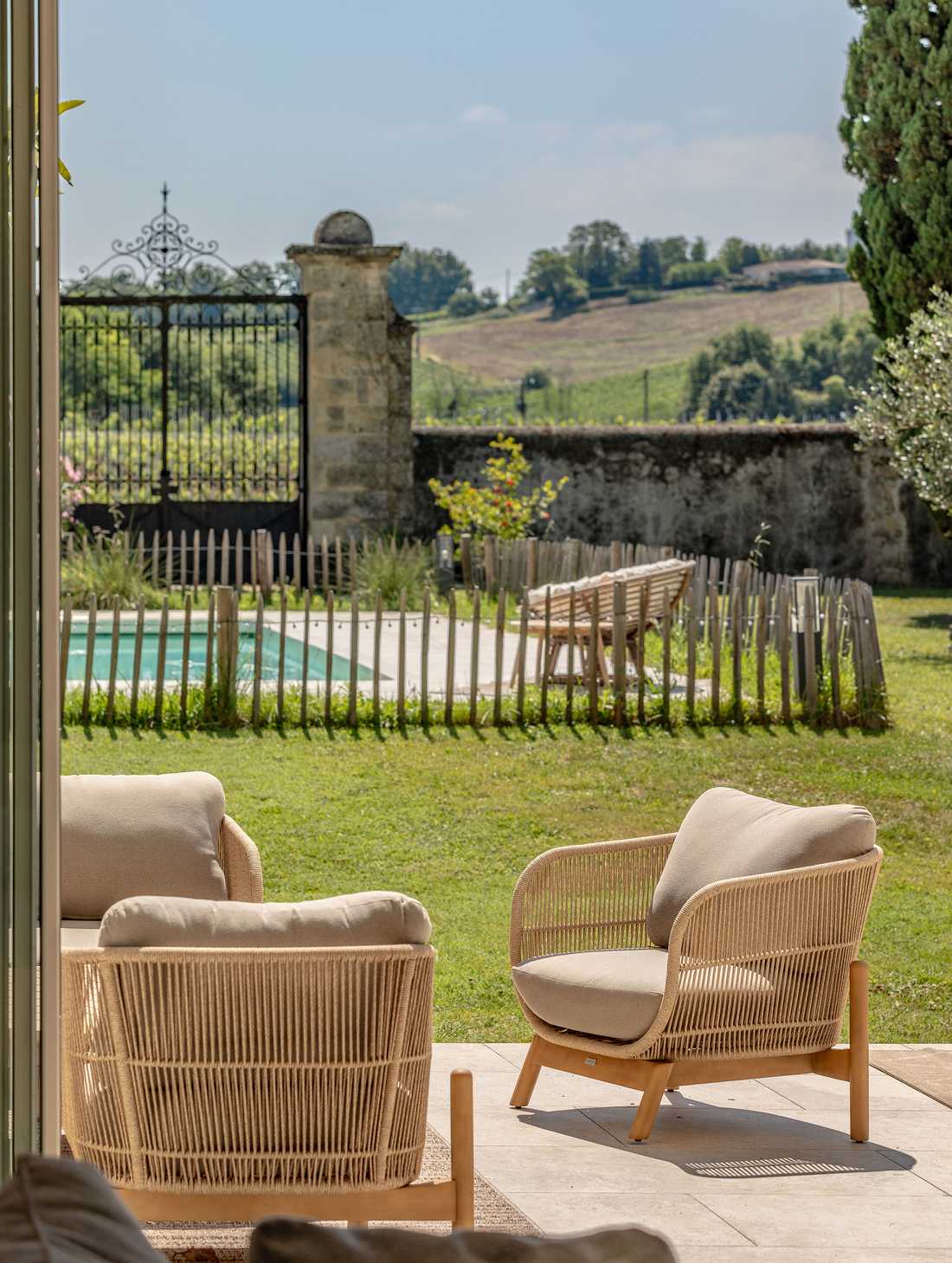 Aménagement paysager du jardin d'un chateau avec piscine dans les Pyrénées-Atlantiques