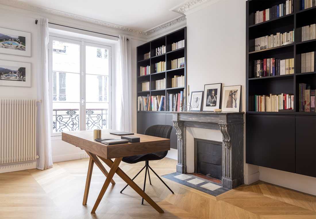 Bureau design dans un appartement haussmannien dans les Pyrénées-Atlantiques