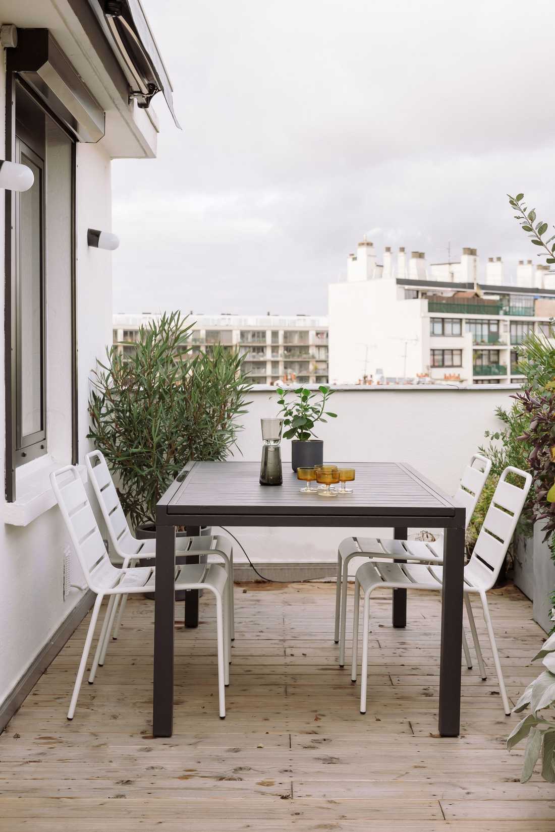Coin repas sur la terrasse de l'appartement à Biarritz