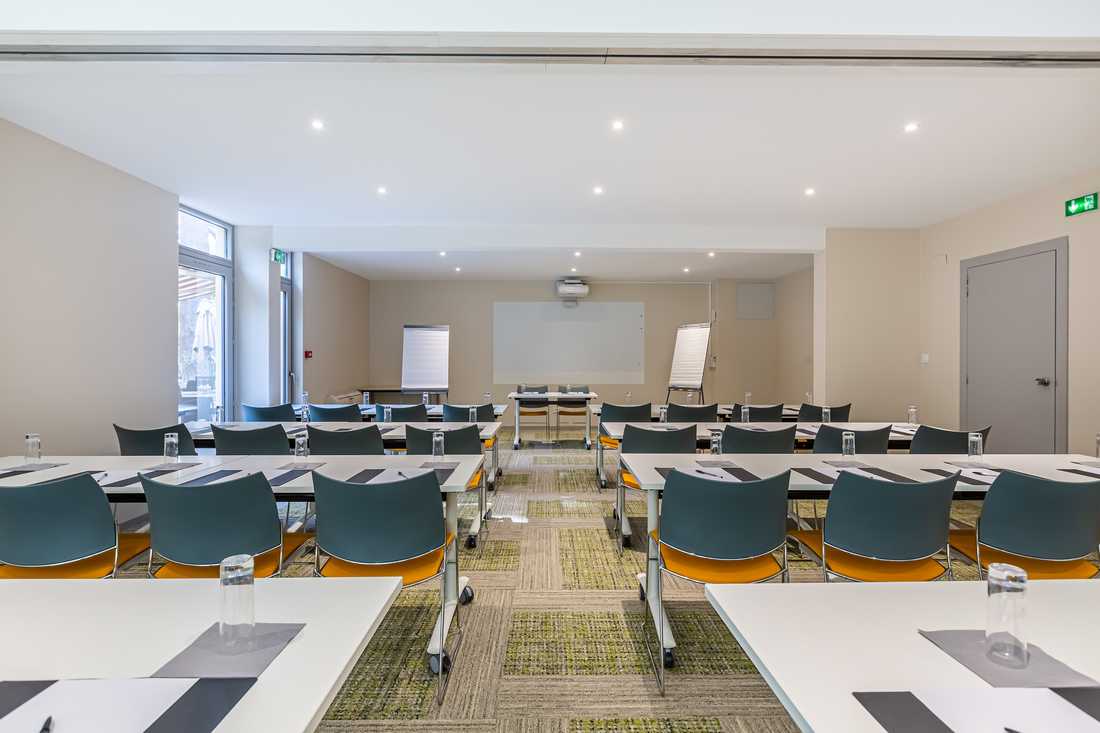 Salle de conférence et de séminaires de l'hotel après les travaux d'aménagement