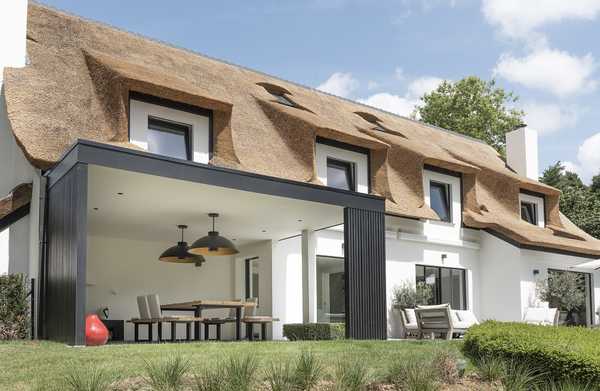 Un architecte d’intérieur et un paysagiste aménage la terrase, la pool house et la piscine à débordement d'une ville à Biarritz.