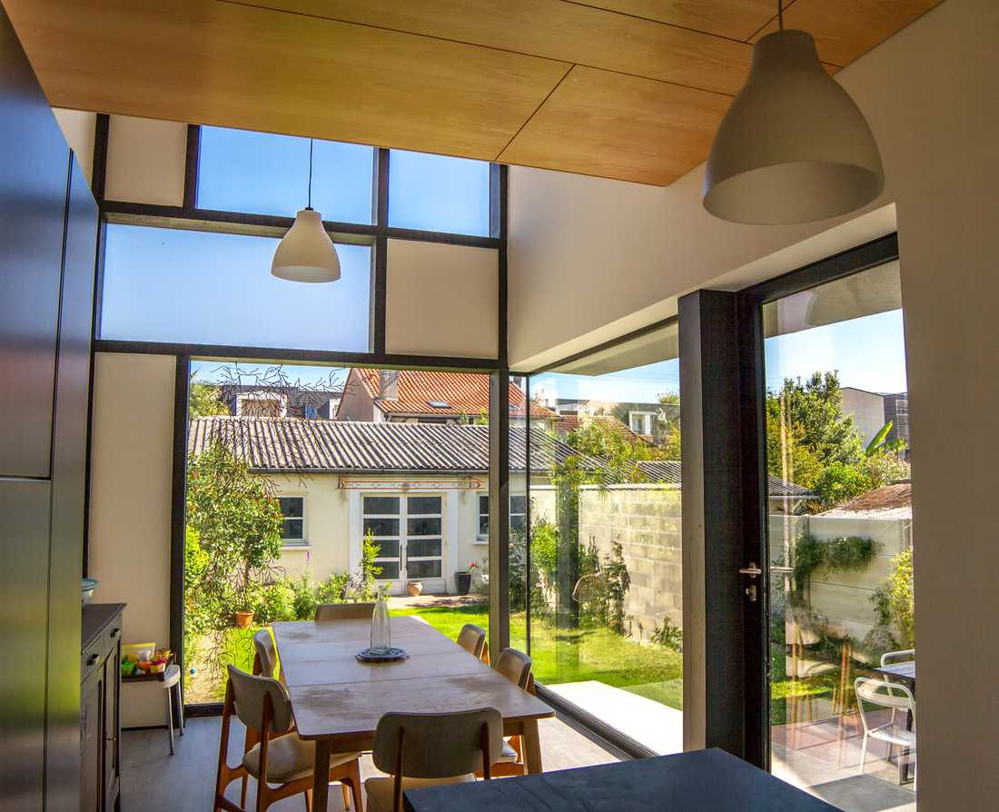 Intérieur d'une extension d'une maison avec une verrière