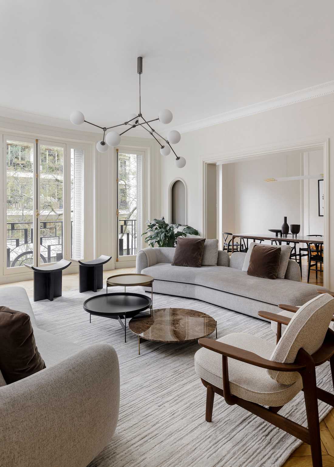 Rénovation complète appartement Art Déco - le séjour avec fauteuils Fritz Hansen de Jamie Hayon