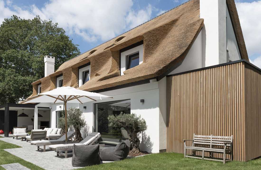 Rénovation d'une villa au toit de chaume à Biarritz