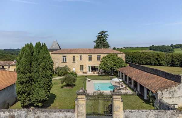 Renovation of a 17th century castle in Gironde