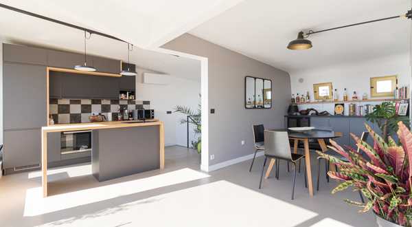 Avant-après de l'aménagement et la modernisation d'un appartement en duplex avec terrasse par un architecte d'intérieur à Biarritz.